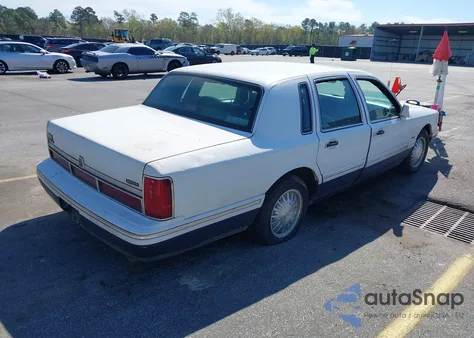 1995 Lincoln Town Car Signature/Spinnaker z USA, uszkodzony, nr VIN 1LNLM82W3SY721219